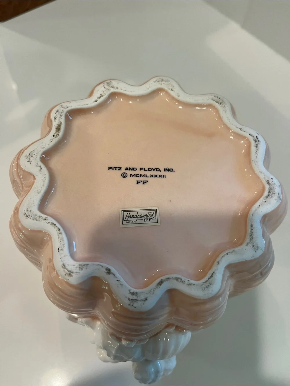 Vintage FITZ AND FLOYD CACHEPOT Peach w/ raised White Seashells/coral on side